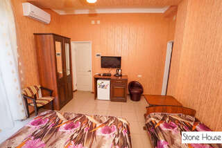 Апартаменты Stone House Хоста Трехместный номер с балконом-9