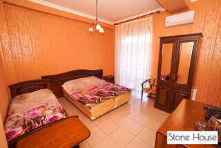 Апартаменты Stone House Хоста Трехместный номер с балконом-11