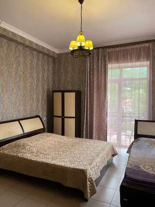 Апартаменты Stone House Хоста Трехместный номер с балконом-3