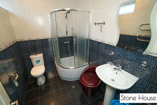 Апартаменты Stone House Хоста Трехместный номер с балконом-12