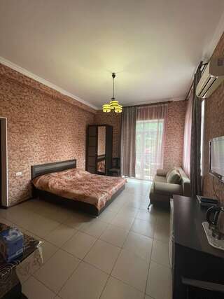 Апартаменты Stone House Хоста Трехместный номер с балконом-13