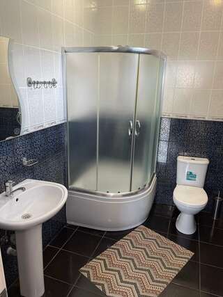 Апартаменты Stone House Хоста Трехместный номер с балконом-7